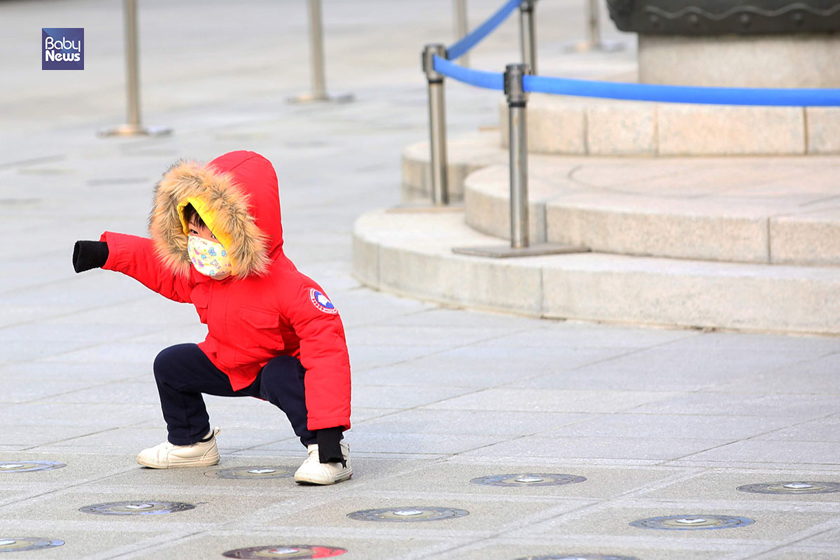지난 겨울 가동이 중단된 광화문광장 바닥분수에서 한 아이가 장난을 치고 있다. 김재호 기자 ⓒ베이비뉴스