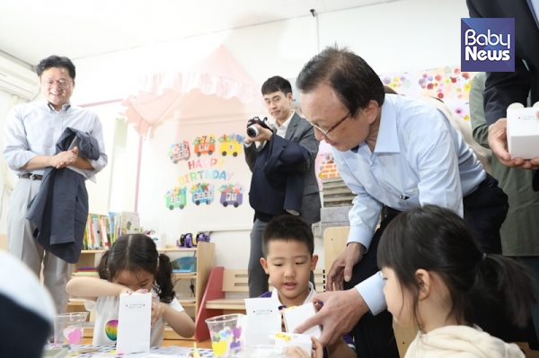 더불어민주당은 어린이날을 맞이해 3일 오전 전국 최초 매입형 유치원인 서울 관악구 소재 구암유치원을 방문했다. ⓒ더불어민주당