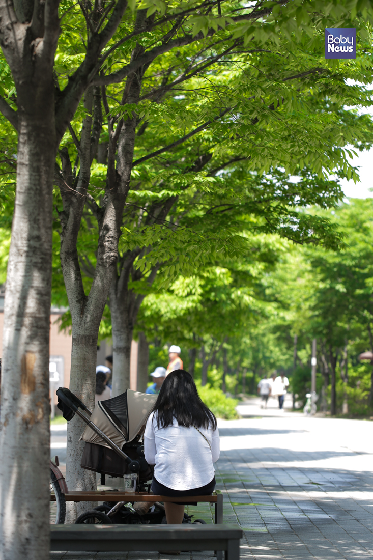 23일 오전 서울시 마포구 경의선 숲길공원에서 한 육아맘이 휴식을 취하고 있다. 김재호 기자 ⓒ베이비뉴스