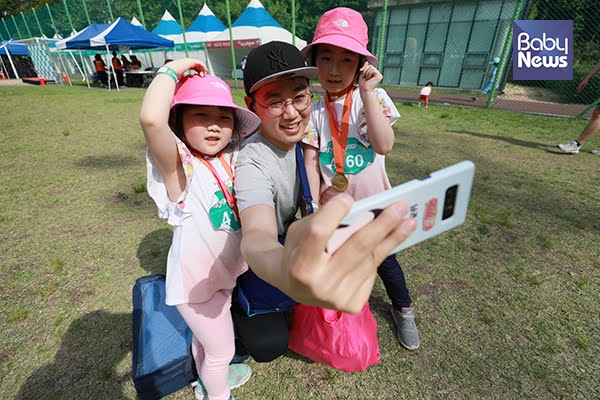 25일 서울 광진구 능동 서울어린이대공원에서 열린 ‘아장아장 다둥이마라톤대회’에 아빠와 아이들이 셀카를 찍으며 즐거운 시간을 기록하고 있다. 김근현·김재호·최대성 기자 ⓒ베이비뉴스