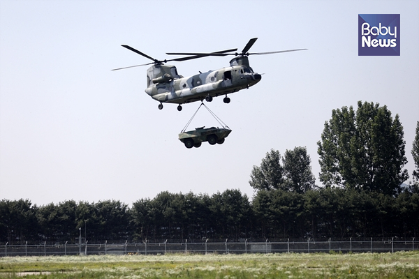 대형기동헬기 CH-47(시누크)가 화물공수 임무수행 시범을 보이고 있다. 김근현 기자 ⓒ베이비뉴스