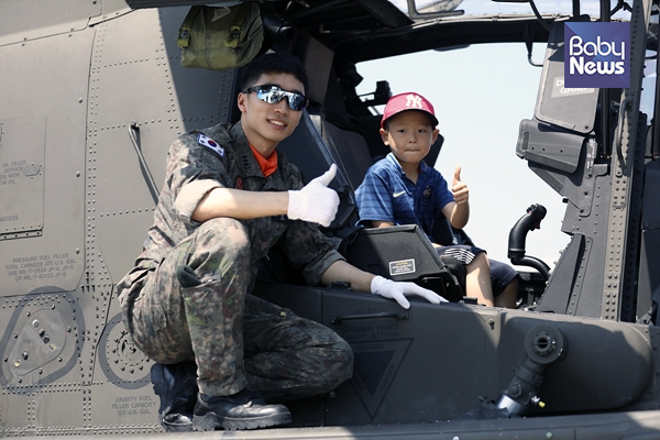 한 어린이가 대형공격헬기 AH-64E(아파치가디언) 조종석에 탑승해 조종사와 기념촬영을 하고 있다. 김근현 기자 ⓒ베이비뉴스