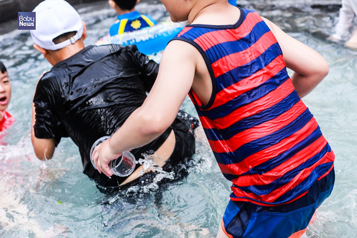 연일 이어지는 무더운 날씨속에 아이들이 물놀이를 즐기며 더위를 잊고 있다. 김재호 기자 ⓒ베이비뉴스