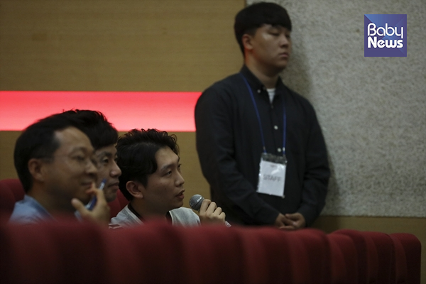 한 청중이 강연에 대해 질문을 하고 있다. 김근현 기자 ⓒ베이비뉴스