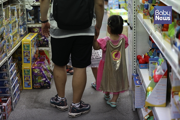 결국 아이는 포기하고 아빠와 손잡고 장난감 가게를 떠나고 있다. 김근현 기자 ⓒ베이비뉴스