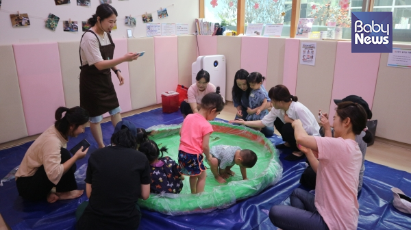 영유아의 발달 형성에 맞는 다양한 놀잇감을 구성해 놀이실을 운영하고 있는 포천시육아종합지원센터. ⓒ포천시육아종합지원센터
