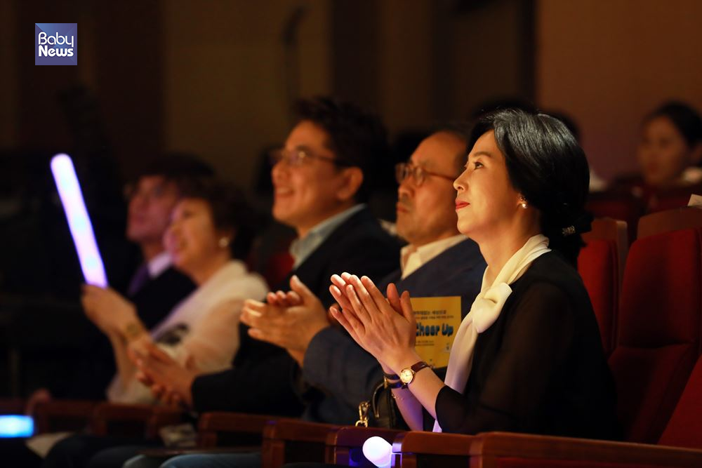 신의진 한국폭력학대예방협회 회장이 KAVA엘젤스 합창단의 공연을 보고 있다. 김재호 기자 ⓒ베이비뉴스