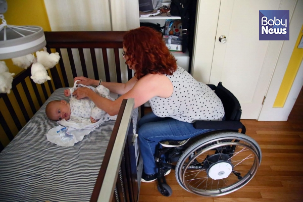 척추장애를 가진 사바티노 씨는 오언이 누워 있는 유아침대의 여닫이문을 열고 능숙하게 오언을 돌봤다. TLG로부터 영유아 양육을 돕기위한 장비를 지원받은 것. 김동완 기자 ⓒ베이비뉴스