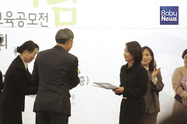 2019년 직장어린이집 THE-자람 보육공모전 시상식 및 발표회가 18일 오후 2시 서울 여의도동 국회도서관에서 열렸다. 심경우 근로복지공단이사장이 시상을 하고 있다. 서종민 기자 ⓒ베이비뉴스