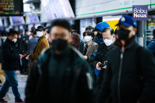 코로나19 확진자가 집단발생한 서울 구로구 코리아빌딩 인근 신도림역의 12일 오전 풍경. 마스크를 쓴 시민들이 지하철에서 내리고 있다. 김재호 기자 ⓒ베이비뉴스