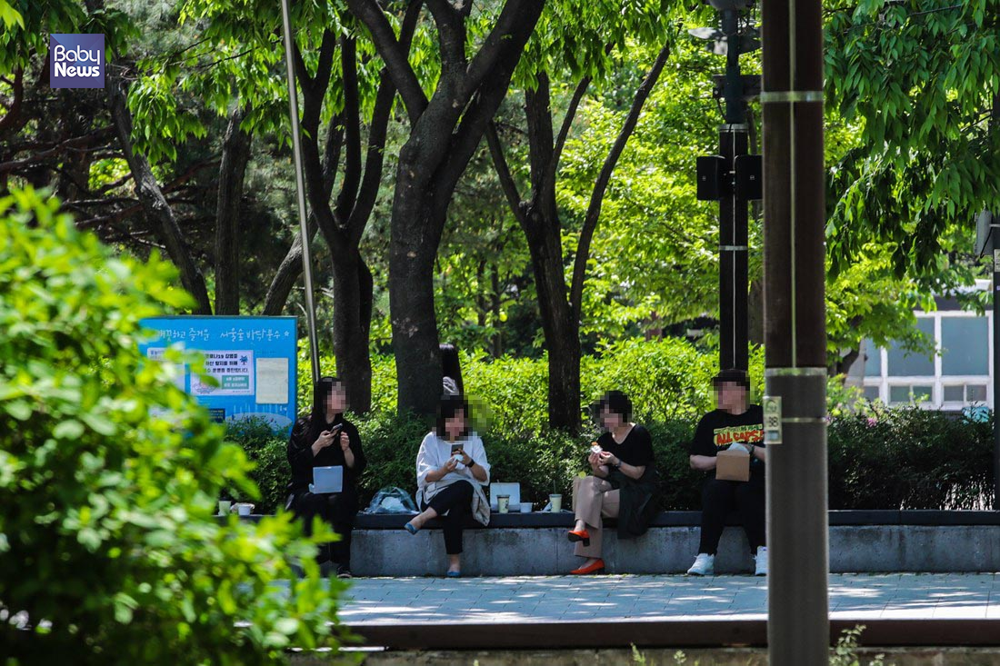 서울숲을 찾은 어른들이 대체적으로 마스크를 벗은 채 생활하고 있었다. 김재호 기자 ⓒ베이비뉴스
