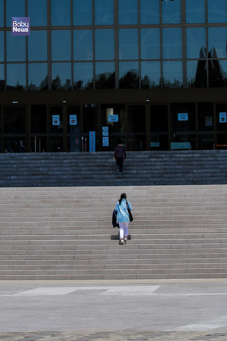 오랜만에 방문하는 전쟁기념관이 신나는지 엄마보다 먼저 걸어서 계단으로 올라가는 아이. 김재호 기자 ⓒ베이비뉴스