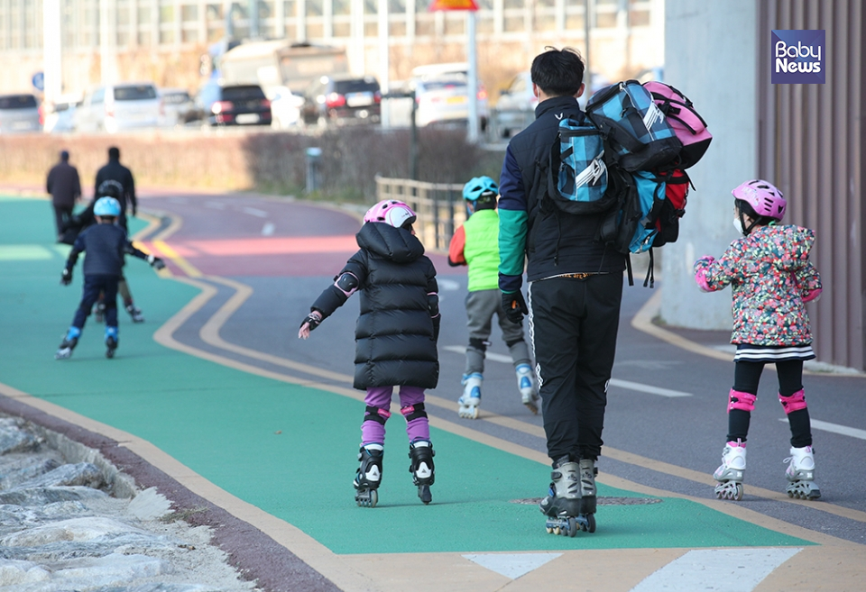 안전모를 쓰지 않은 인라인 선생님이 아이들과 함께 자전거 도로를 달리고 있다. 최대성 기자 ⓒ베이비뉴스