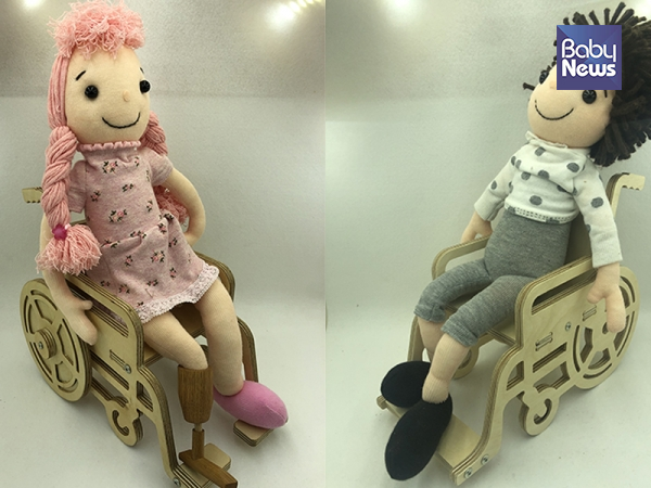 신구대학교 아동보육학과 학생들이 만든 장애인식 개선 인형. 의족을 끼고, 휠체어를 탄 모습이다. ⓒ신구대학교 아동보육과 동아리 '돌스(Dolls)'
