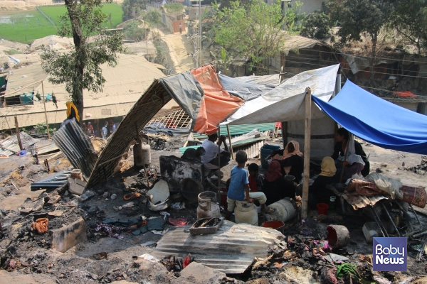 화재로 전소된 거주지 터에 임시 천막을 설치한 로힝야 난민 가족이 머물고 있다. ⓒ세이브더칠드런