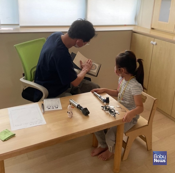 서울시사회서비스원 든든어린이집 어린이가 안과 검진을 받는 모습. ⓒ서울시사회서비스원