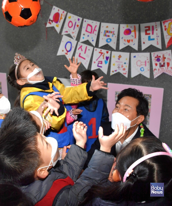 서울형 모아어린이집 마곡14아이마당 어린이들과 함께하는 오세훈 시장의 모습. ⓒ서울시