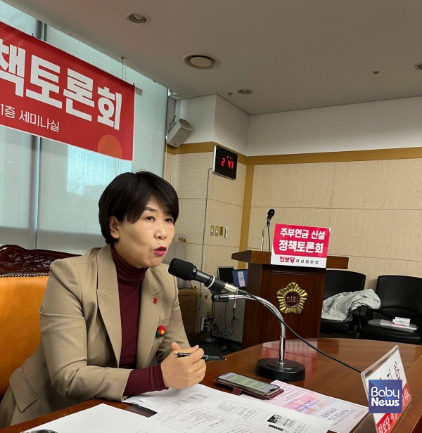장지화 진보당 여성엄마당 대표는 28일 전북도의회에서 열린 정책토론회에서 “가사노동 인정, 1인 1연금제도, 여성들의 평등한 노후보장을 위해 ‘주부연금 신설’이 필요하다고 밝혔다. ⓒ진보당
