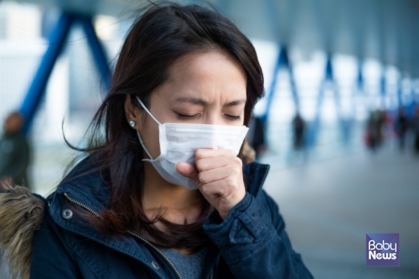 보통 연속적으로 2년 이상, 한 번에 3개월 이상 기침하는 경우에 만성 기관지염일 수 있습니다. ⓒ베이비뉴스