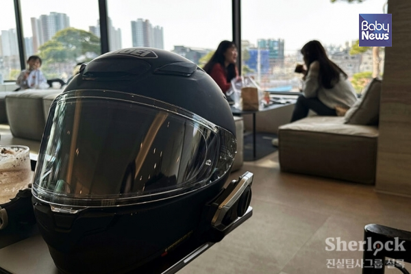 스쿨미투 당사자 활동가 이소영(가명) 씨는 한 손에 오토바이 헬멧을 들고 인터뷰 장소에 나타났다. ⓒ셜록