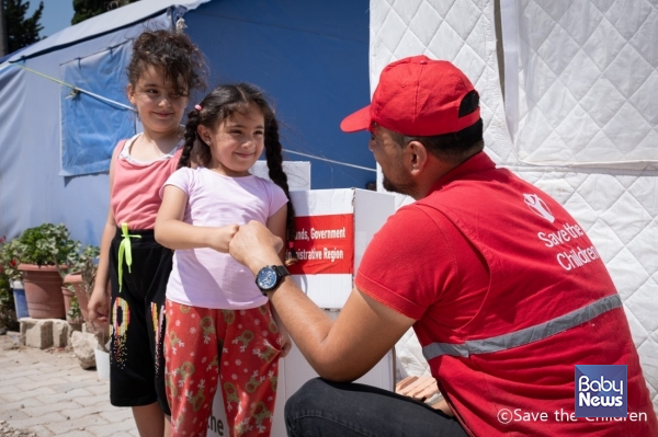 튀르키예 안타키아 지역에서 아동과 가족에게 위생 키트를 제공한 세이브더칠드런. ⓒ세이브더칠드런