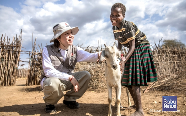 아프리카 우간다 아동 루시에게 염소를 전달하는 원슈타인. ⓒ세이브더칠드런