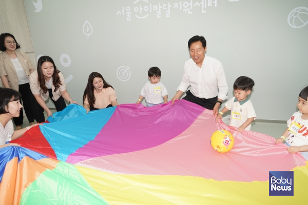 우리아이발달센터에 방문한 오세훈 서울시장과 어린이들의 모습. ⓒ서울시