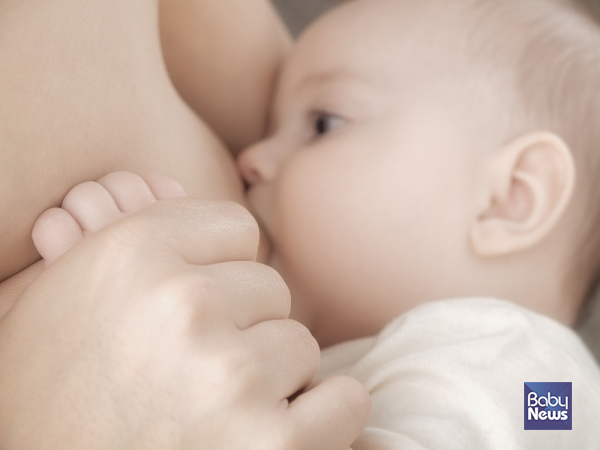 생후 6개월간 완전모유수유를 한 아이는 분유수유를 한 아이에 비해 입원율이 15%, 혼합수유한 아이에 비해서는 12% 낮았다. ⓒ베이비뉴스