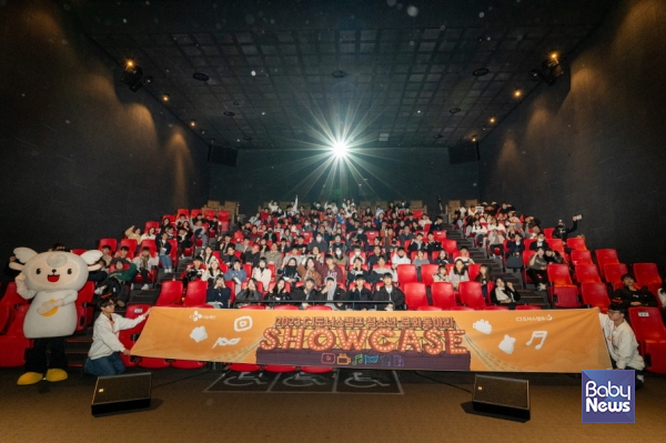 2023 CJ도너스캠프 청소년 문화동아리 쇼케이스 참가자들이 기념촬영을 하는 모습. ⓒCJ나눔재단