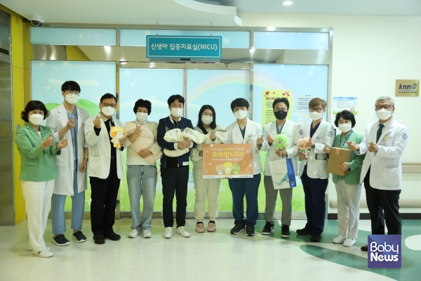 세쌍둥이 신생아에 100번째 마스코트 인형을 전달한 전북대학교병원. ⓒ전북대학교병원