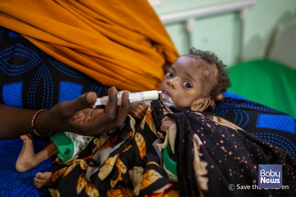 소말리아의 세이브더칠드런 안정화센터에서 영양 강화 우유를 먹는 영양실조 아동 카밀라(5개월, 가명) ⓒMustafa Saeed_Save the Children