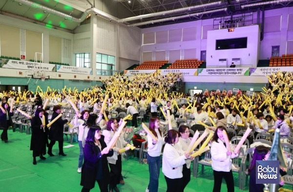 한국가정어린이집연합회 회원들이 풍선막대를 들고 환호하고 있다. ⓒ한국가정어린이집연합회