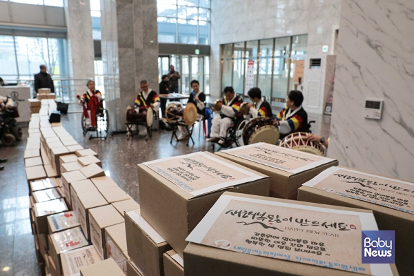 사단법인 내일을여는멋진여성과 장애인활동지원센터가 마련한 서울 강서구 취약계층을 위한 선물 꾸러미. 총 700여 명이 나눔의 혜택을 받았다. ⓒ내일을여는멋진여성