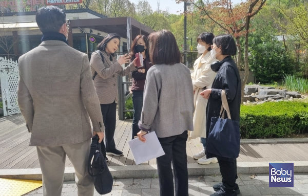 지역주민들과 함께 지역 불편사항을 점검하는 박춘선 시의원. ⓒ박춘선 시의원