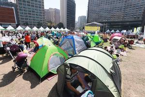 유모차 축제 벌어진 서울광장에 '가족 텐트촌!'