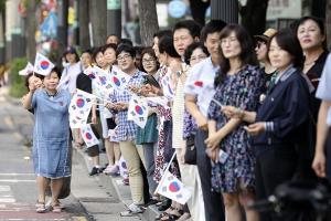 일본 규탄 대행진하는 학생들을 맞이하는 시민들