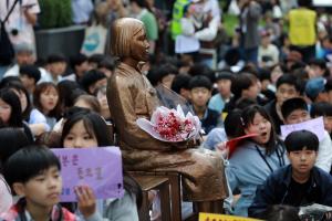 소녀상을 지키는 든든한 아이들 "일본은 사과하라"
