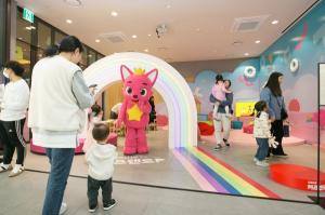 더핑크퐁컴퍼니, 더현대 서울에 ‘핑크퐁 한글 놀이터’ 프리미엄 체험 공간 오픈