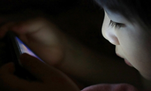 스마트폰에 빠진 아이들, 얼마나 위험할까?