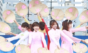 서울광장 물총축제, 베트남 전통춤으로 화려한 시작