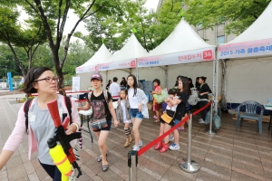 비 그치자, 서울광장 물총축제로 모여드는 시민들