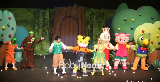 공연 개시 한 달 만에 1만 관객을 돌파한 어린이 뮤지컬 '호비쇼'가 오는 5월 1일까지 연장 공연을 실시한다.