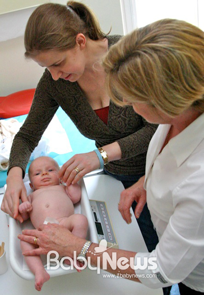 호주는 저출산 정책의 일환으로 아기와 가족을 지원하는 센터를 전국적으로 운영하고 있다. 사진은 24시간 동안 부모의 어려움을 돕는 무료지역사회 보건 서비스 '건강가족지원센터(Child and Family Health Centre)'에서 간호사의 도움을 받고 있는 호주 모녀. ⓒtresillian.net