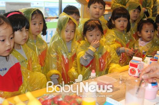 서울시는 24일까지 어린이 식품안전 이동 체험관인 '안심서울 튼튼이야기 버스'를 잠실 한강공원 수영장, 망원 한강공원 수영장 등에서 운영한다. ⓒ서울시