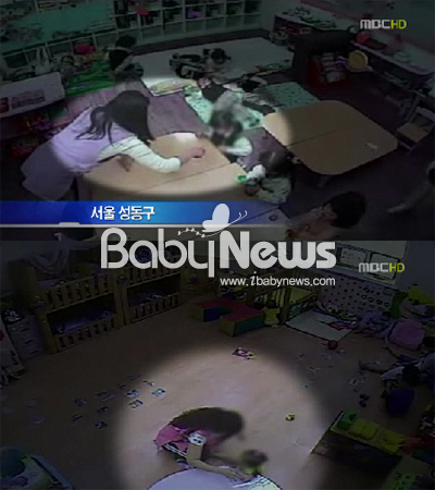 18일 MBC <뉴스데스크>는 구립 어린이집에서 아이들이 교사에게 폭행당하는 모습을 공개했다. ⓒMBC