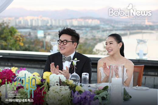 지난해 2월 혼인신고를 먼저 한 후, 지난 10월에 뒤늦게 결혼식을 올린 김형석, 서진호 부부. ⓒ아이웨딩네트웍스