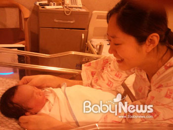 KBS 고민정 아나운서는 지난 8일 자신의 트위터를 통해 “꿈같은 일이 일어났어요”라며 아기 사진을 최초로 공개했다. ⓒ고민정 트위터