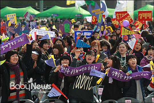 베이비뉴스 이기태 기자 = '성평등한 공동체 여성의 한표로' 10일 오후 서울 시청광장에서 제28회 한국여성대회가 열리고 있는 가운데 여학생들이 흥겨운 공연마당을 즐기고 있다. likitae@ibabynews.com ⓒ베이비뉴스