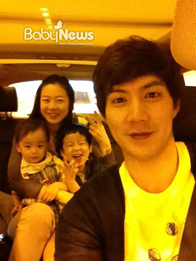 배우 류진이 가정의 달을 맞아 아내, 두 아들과 함께 찍은 가족 사진을 공개해 화제다. ⓒ류진 트위터