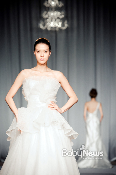 암살라코리아는 지난 4월 27일 서울 강남구 역삼동 리츠칼튼 호텔에서 2012 FW 컬렉션을 열고 20여벌의 웨딩드레스를 선보였다. ⓒ암살라코리아